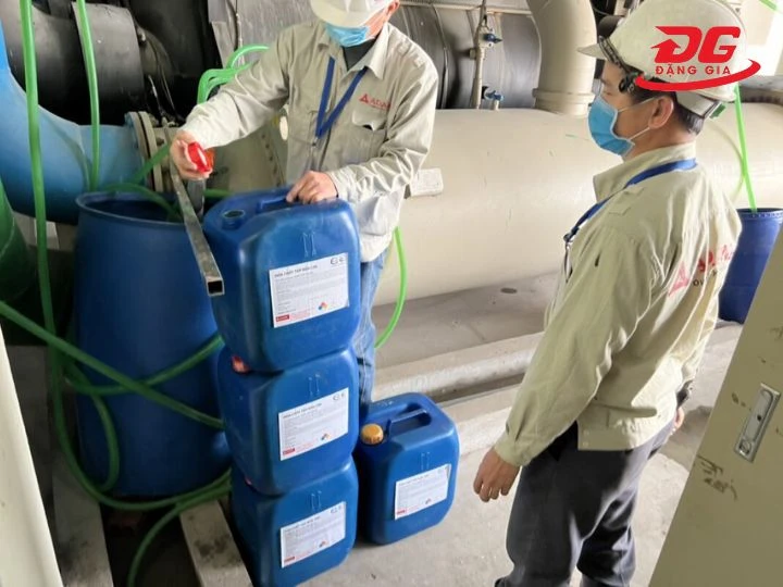 Lựa chọn hoá chất vệ sinh tháp an toàn