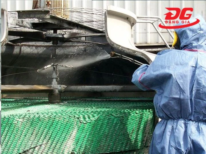 Làm sạch hệ thống chia nước của tháp giải nhiệt