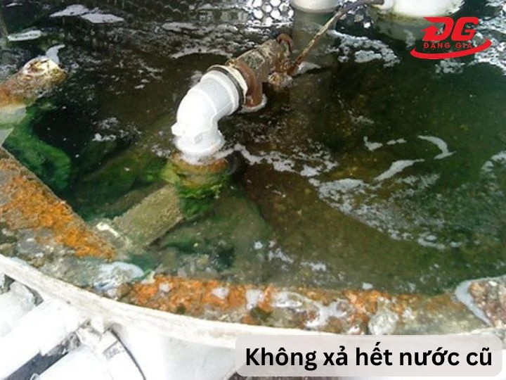 Tác hại khi không làm sạch hoàn toàn nước cũ trong tháp