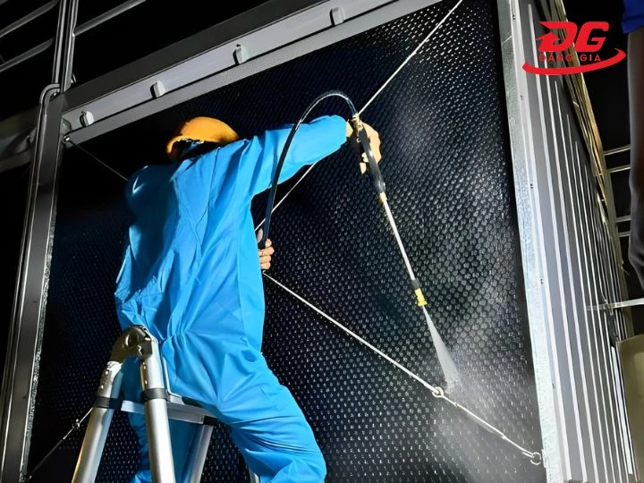 Vệ sinh tấm tản nhiệt bằng vòi xịt
