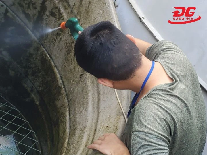 Vệ sinh toàn bộ phần vỏ và khung đỡ của tháp