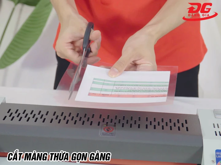 Cắt màng nhựa ép thừa