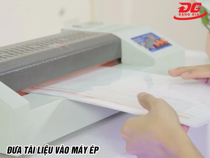 Đưa tài liệu vào máy ép plastic