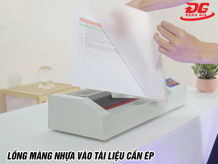 Lồng màng nhựa vào tài liệu máy ép plastic