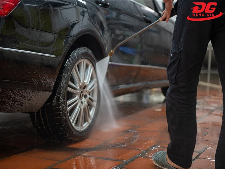 máy rửa xe ô tô cao áp