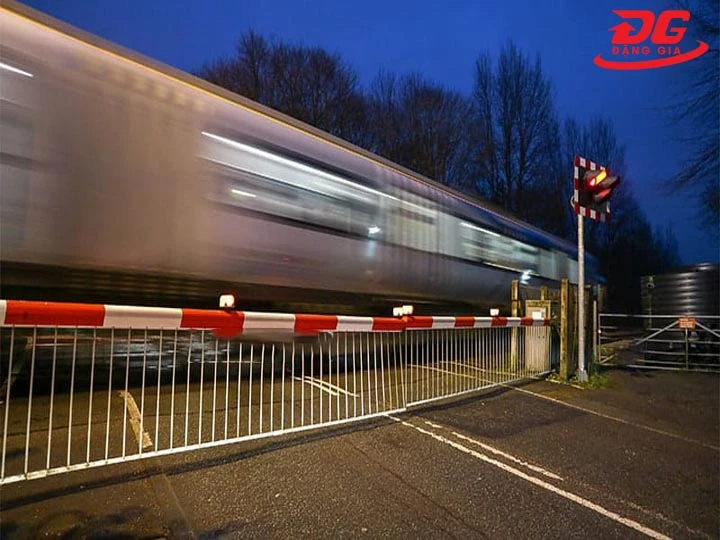 bán barie chắn tàu