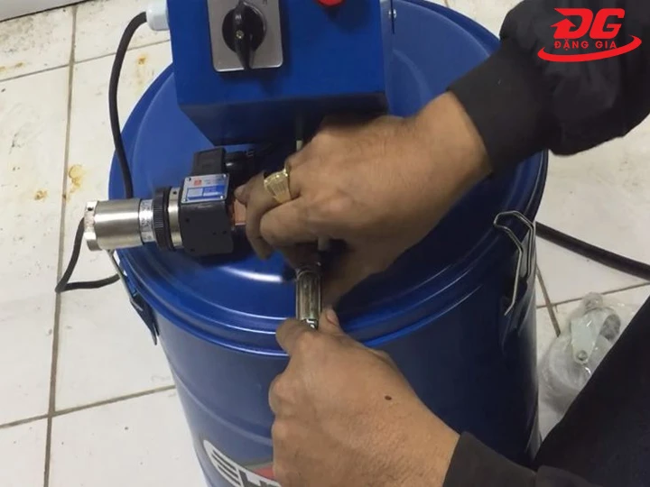 Lắp máy bơm mỡ bằng điện