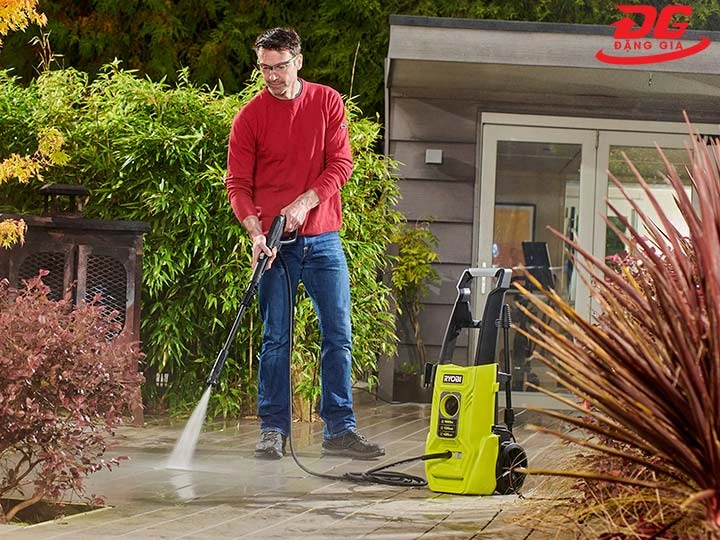 Máy rửa xe Ryobi chạy điện