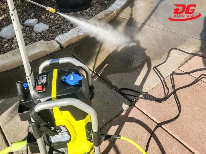 Máy rửa xe Ryobi xịt rửa mạnh