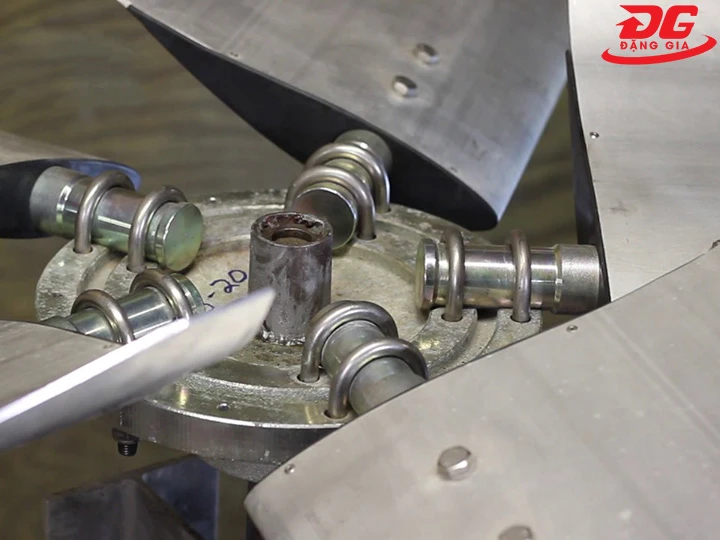 Điều chỉnh vị trí và cố định cánh trên trục quay