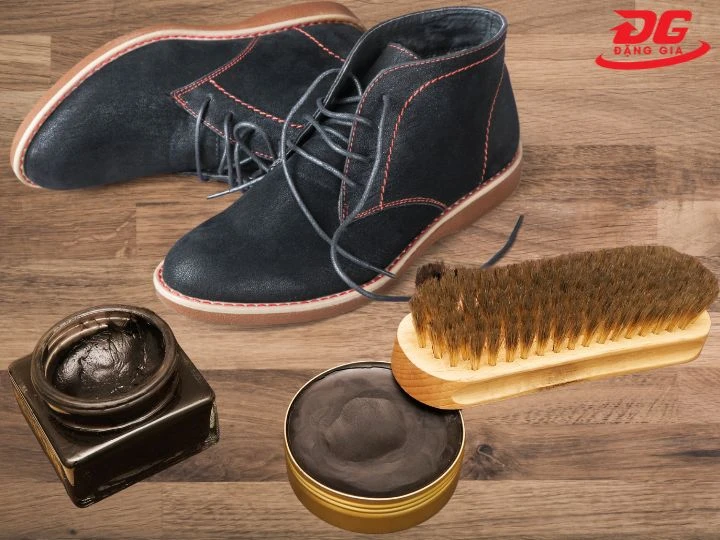 Chuẩn bị dụng cụ đánh xi giày da lộn