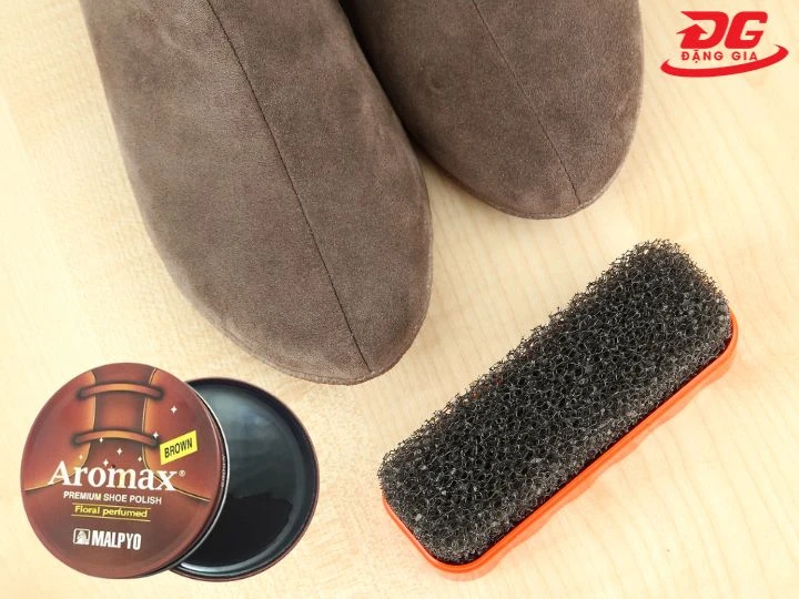 Giải đáp giày da lộn có đánh xi được không?