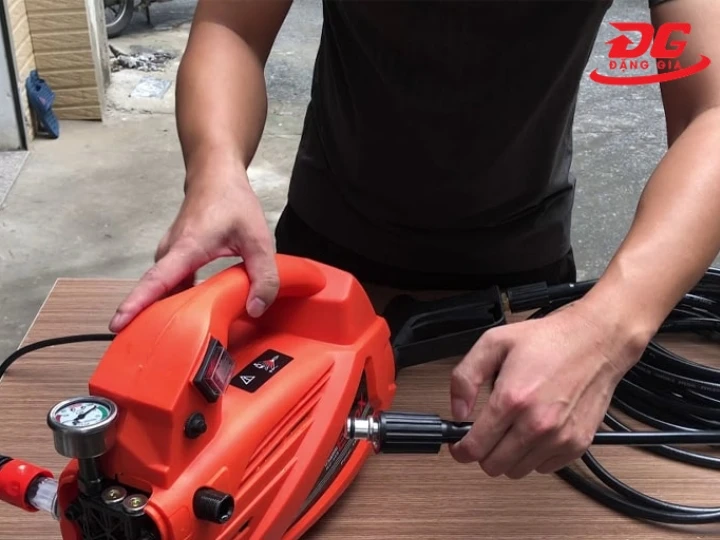 Kiểm tra máy rửa xe hikari thường xuyên