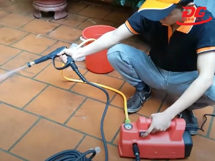 Sử dụng máy rửa xe hkari