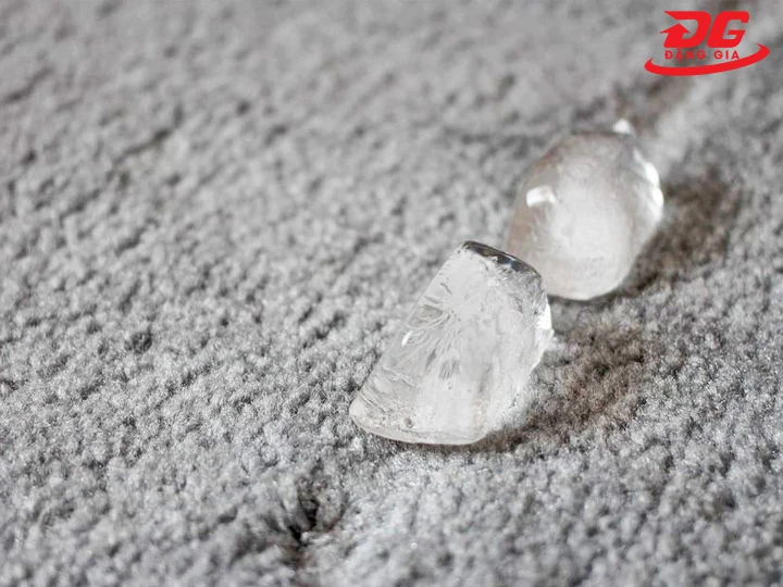 Cách giặt thảm lông bằng đá lạnh