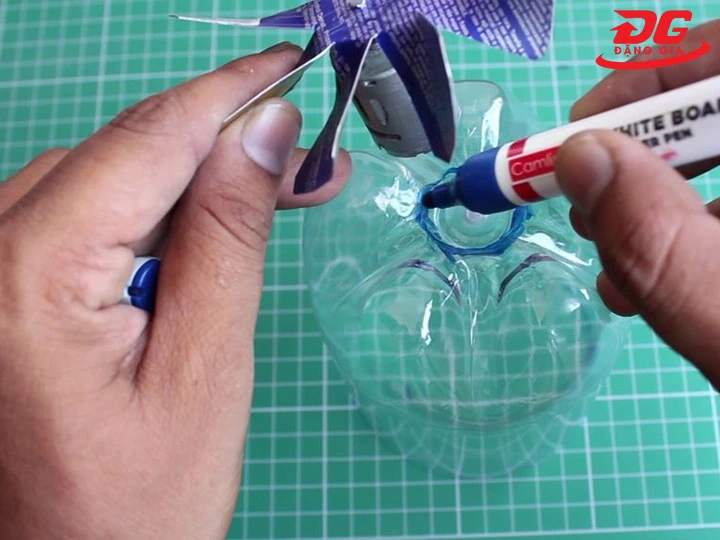 Lắp động cơ vào vỏ máy làm từ nhựa