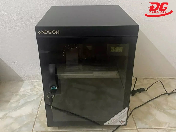 Tủ chống ẩm cũ