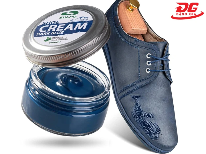 Cách dùng xi đánh giày màu xanh