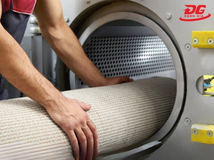 Cách giặt thảm yoga với máy giặt thảm chuyên dụng