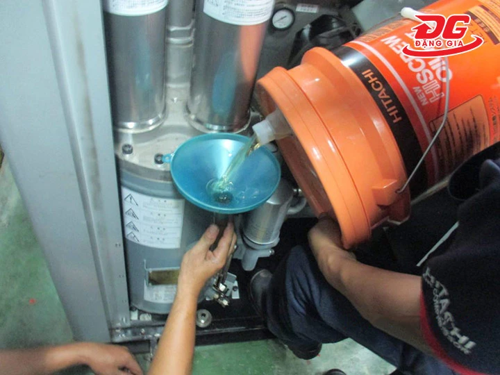 Dùng dầu máy chất lượng, phù hợp máy nén khí