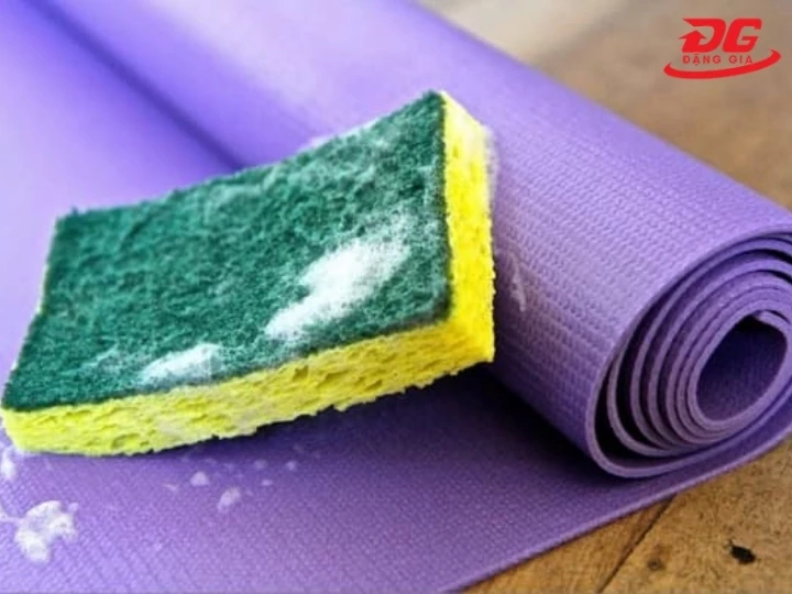 Pha loãng xà phòng để lam sạch thảm Yoga