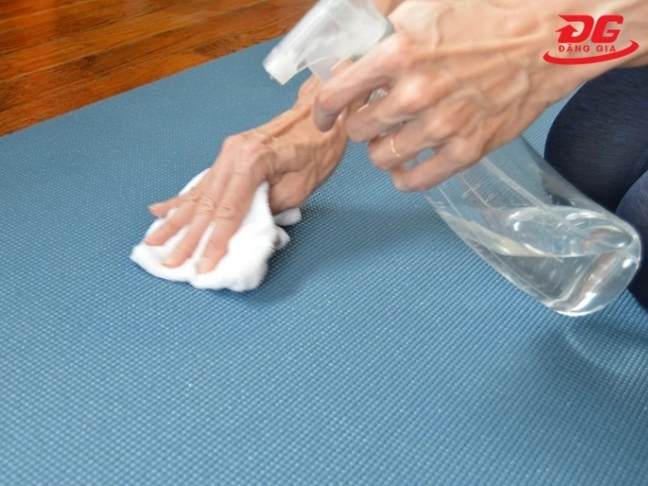 Dùng nước sạch nhẹ nhàng lau sạch thảm