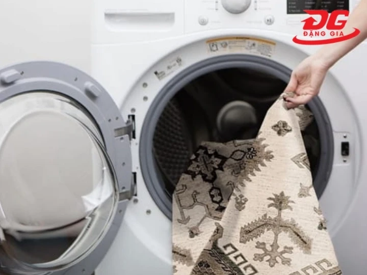 Vệ sinh thảm yoga đều đặn để được bền đẹp như mới