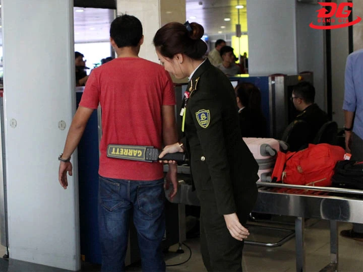 Máy dò kim loại cầm tay sân bay