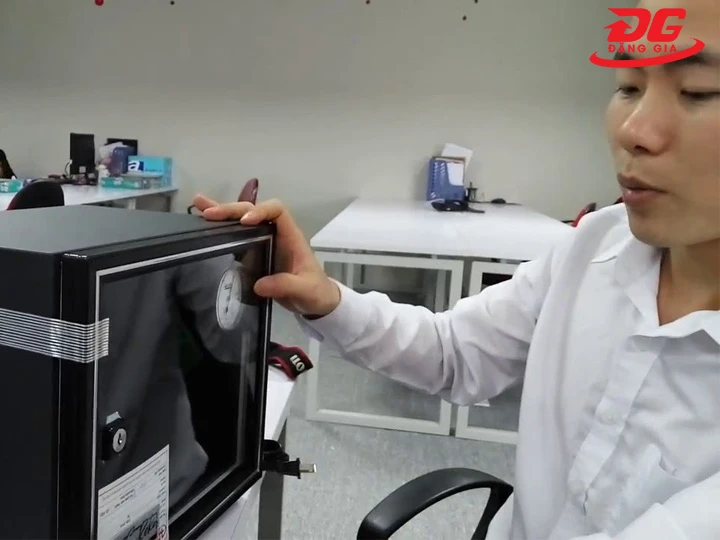 quan sát tủ chống ẩm máy ảnh Eureka\