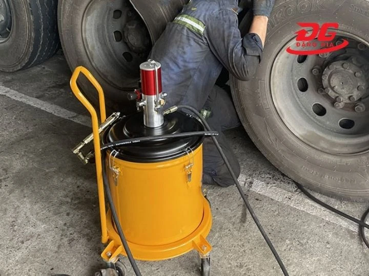 Máy bơm mỡ Yamada giú giảm hao phí mỡ bôi trơn 