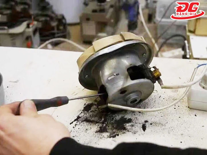 Máy phát ra tiếng động lạ