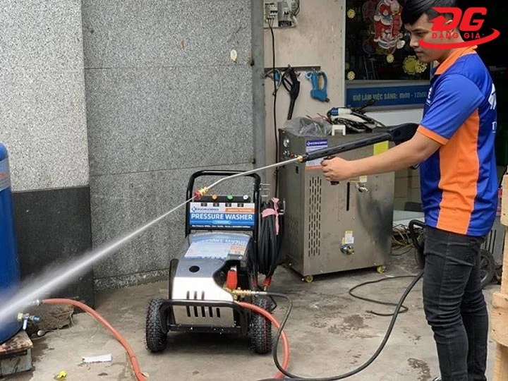 xệ sinh máy rửa xe piston định kỳ