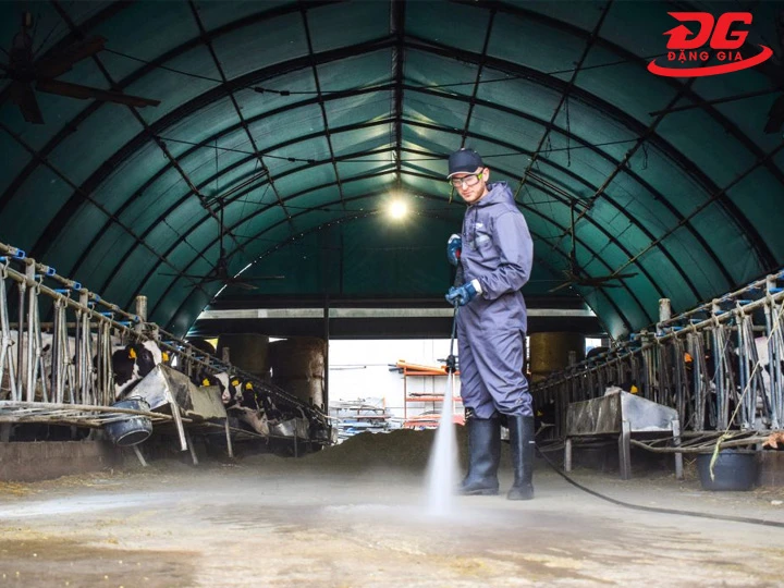Máy rửa chuồng trại áp mạnh mẽ