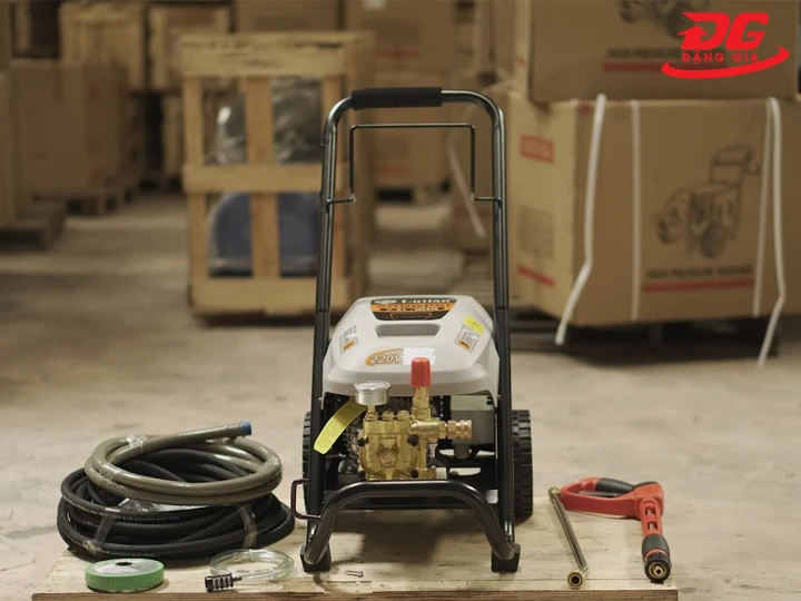 Máy phun rửa chuồng trại Lutian LT-16MC