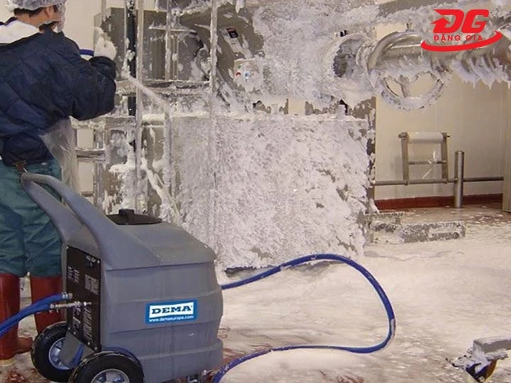 Máy rửa xe hơi nước nóng di chuyển dễ