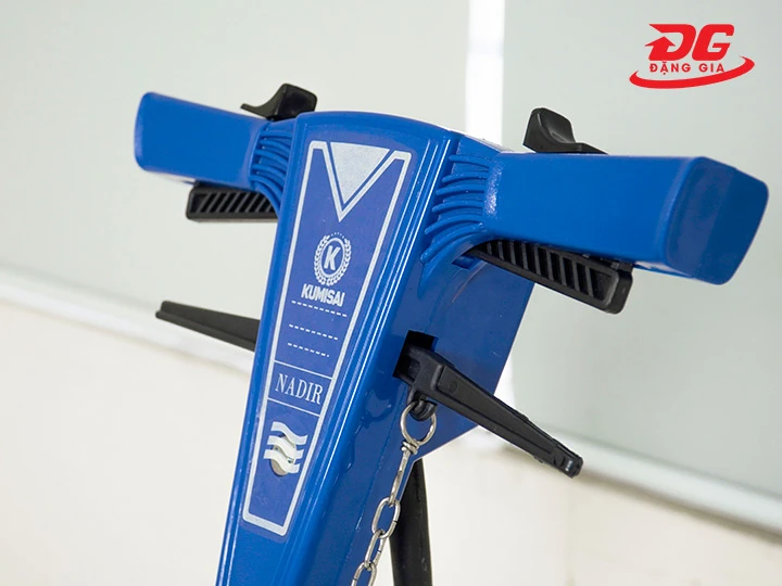 tay cầm thiết kế đơn giản của máy chà sàn đơn