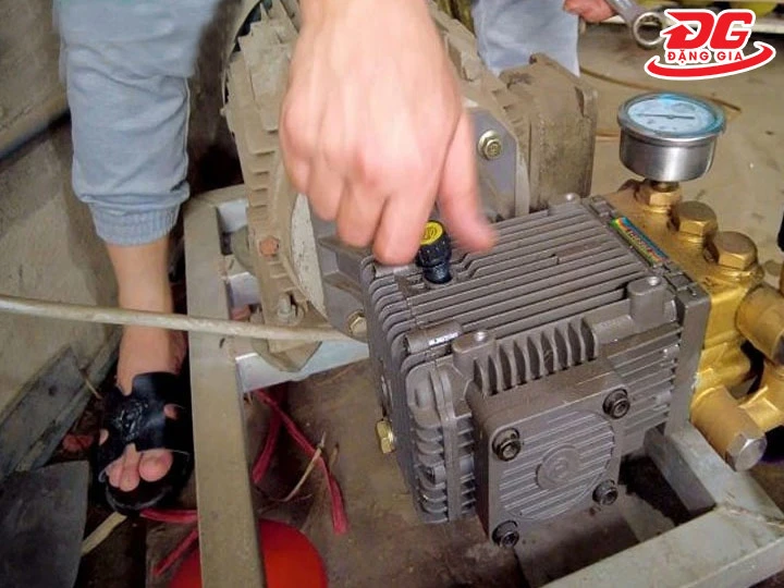 Trong dầu máy có nước vào