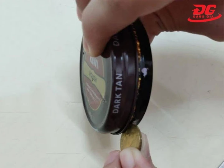 Cách mở hộp xi đánh giày lâu ngày bị kẹt