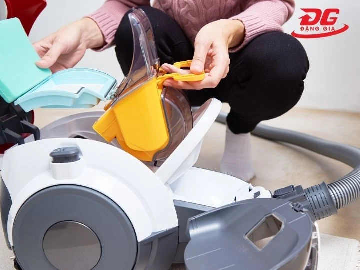 Kiểm tra dung tích thùng chứa của máy hút bụi 1600W