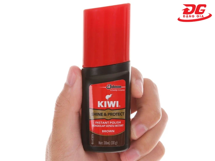 Lắc đều xi đánh giày