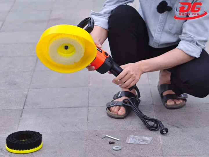 Máy chà sàn cầm tay Kumisai KMS 1500 nhỏ gọn