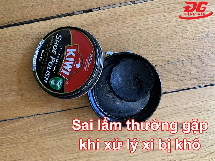 Sai lầm thường gặp khi xử lý xi đánh giày bị khô
