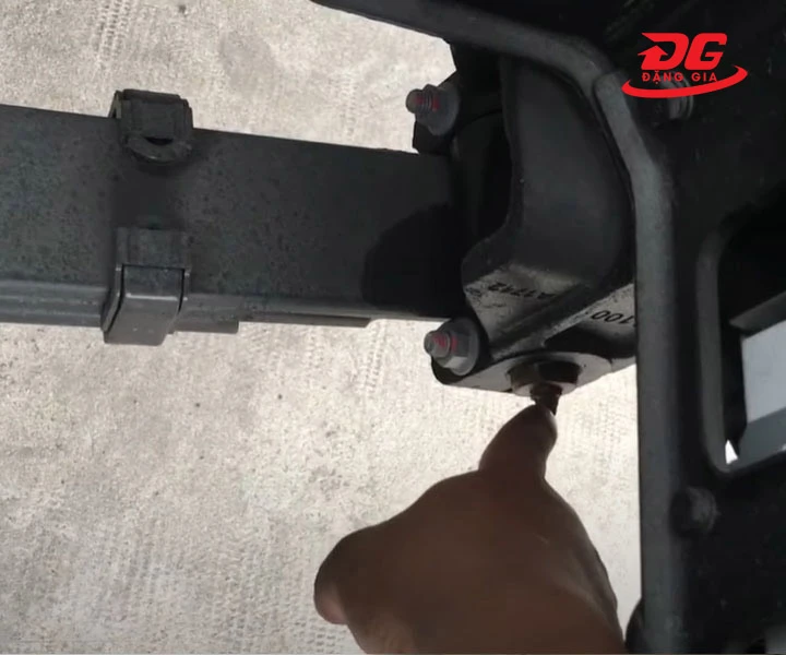 Bơm đúng vị trí cần tra mỡ