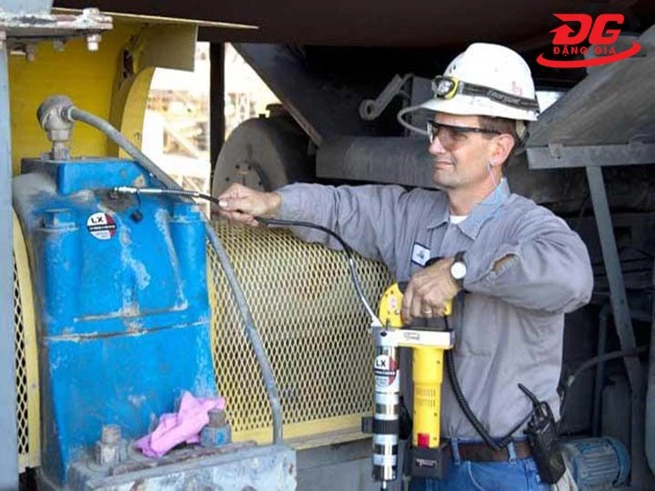 bơm mỡ máy xúc bằng tay