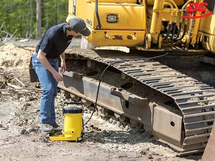 Cách bơm mỡ máy xúc