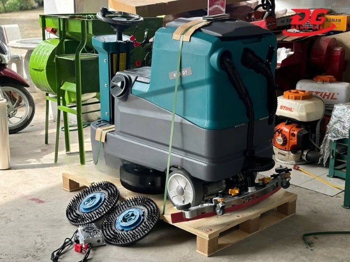 máy chà sàn ngồi lái Kumisai KMS D7