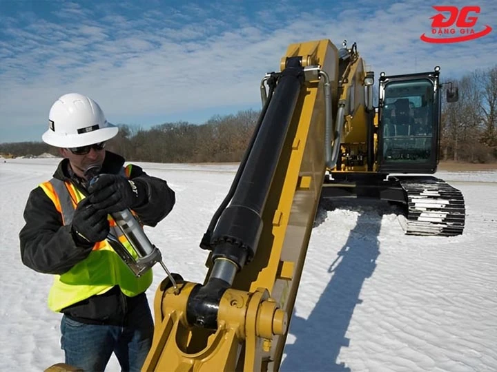 Kiểm tra hoạt động của máy xúc