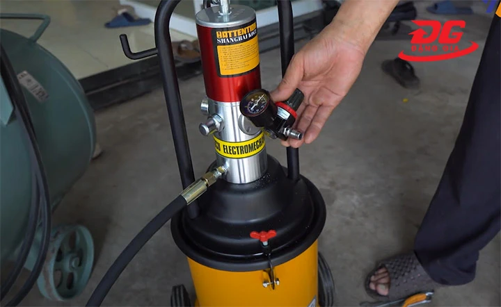 Kiểm tra thiết bị bơm mỡ