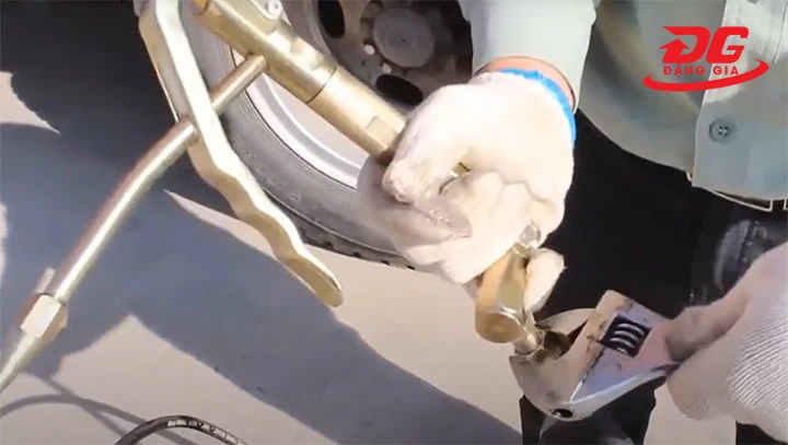 Lưu ý khi bơm mỡ xe tải