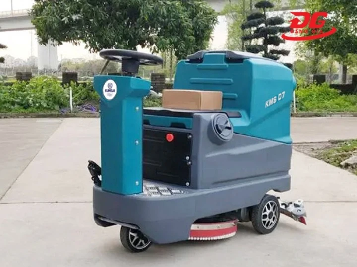 buồng lái máy chà sàn ngồi lái Kumisai KMS D7